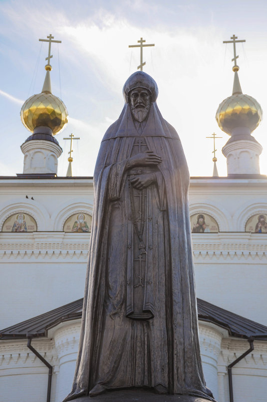 Памятник Александру Невскому во внутреннем дворе храма в Малом Китиже - Сергей Тагиров