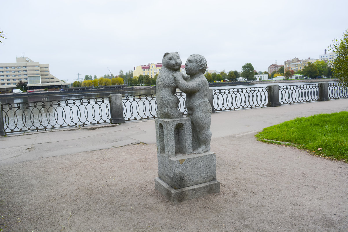 Скульптура «Мальчик с кошкой» - Лариса Лунёва