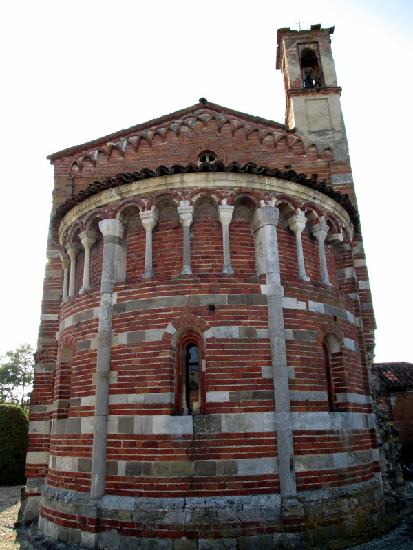 Старая церковь на сельском кладбище. - Наталья Пономаренко