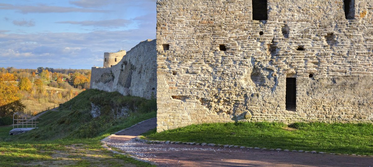 У стен Изборской крепости - Константин 