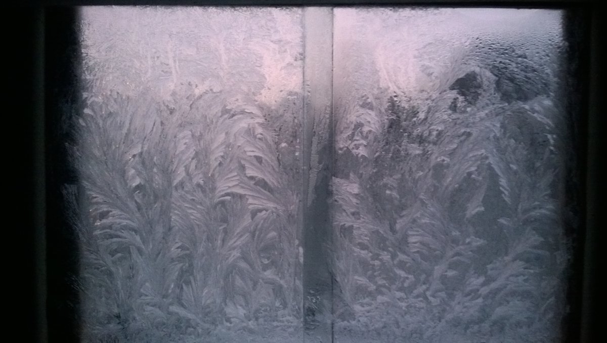 Мороз рисует узоры на стекле. - Chrisstern Lynnik