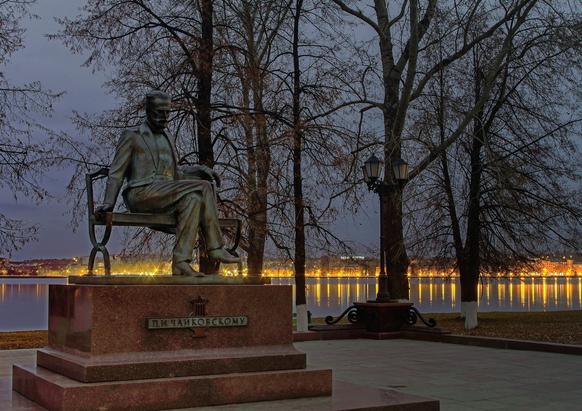 Памятник П.И. Чайковскому в городе Воткинске - Владимир Максимов