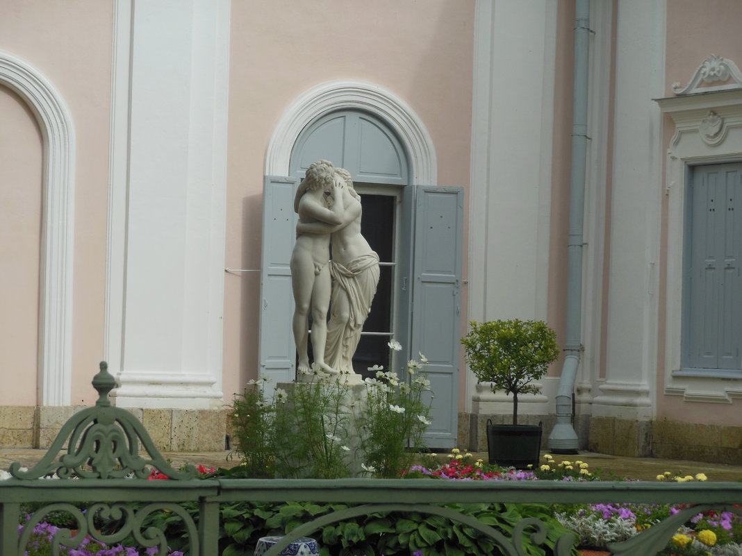 Скульптура в Ораниенбауме - Татьяна Гусева