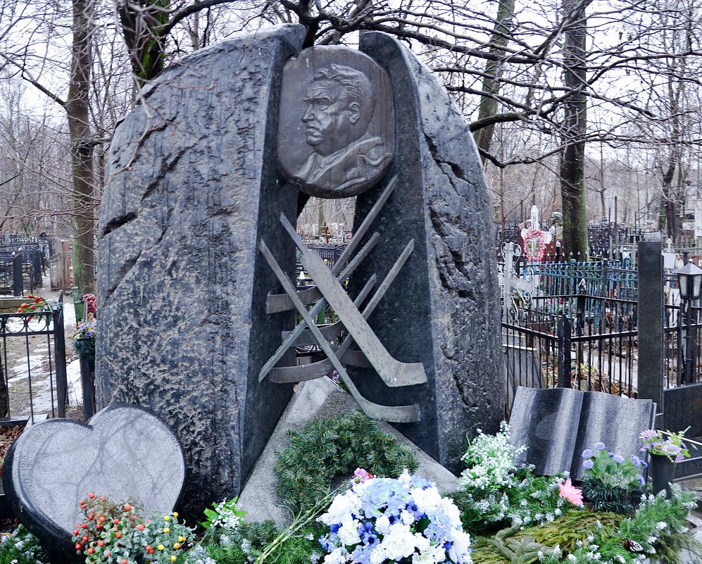 Памятник отцу русского хоккея Тарасову - Владимир Болдырев
