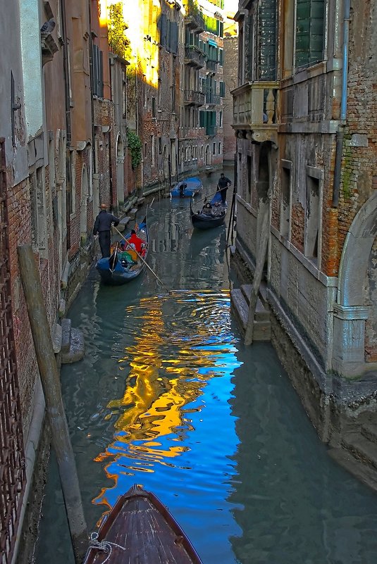 Каналы Венеции, гондолы, блики на воде - Евгений Васин