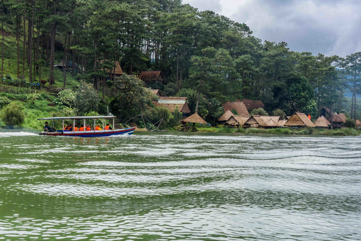 Деревня на берегу озера, Вьетнам - Илья Шипилов