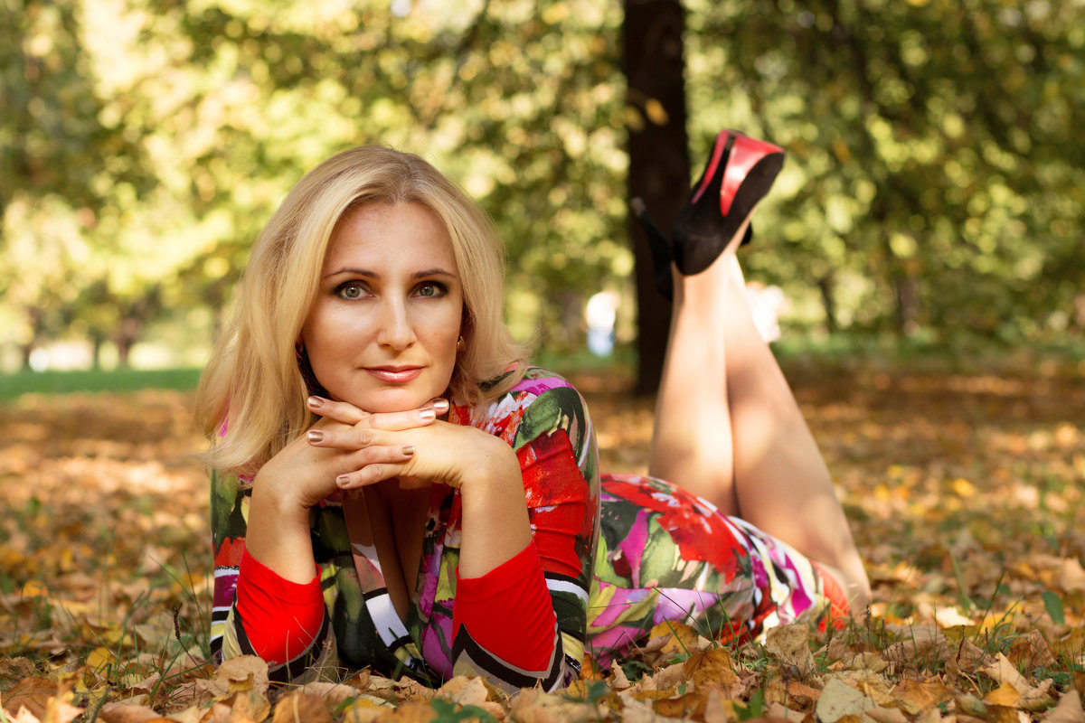 Девушка лежит на листьях осенью - Анна Литвинова