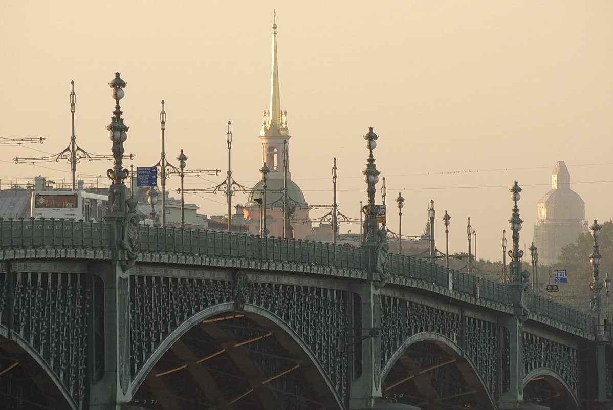 Утренний замок и мост - Владимир Гилясев