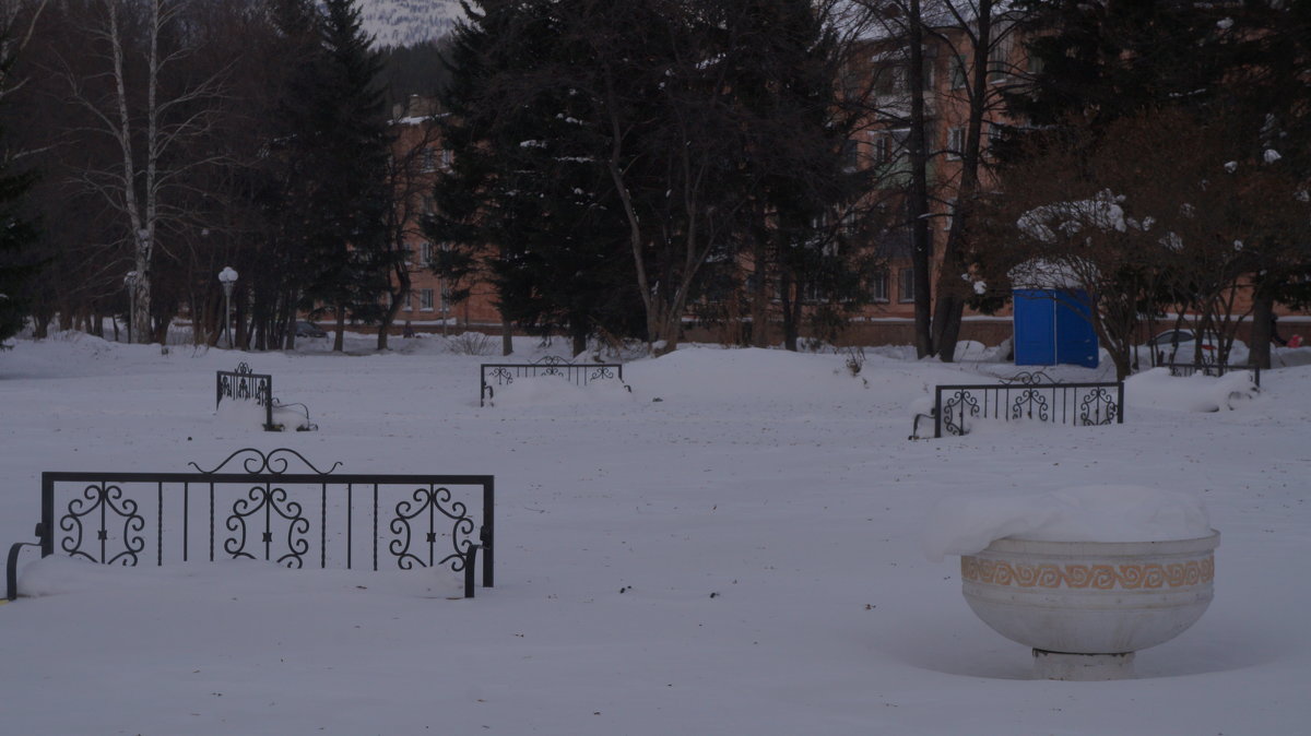 немного снега в городе... - Alexandr Staroverov