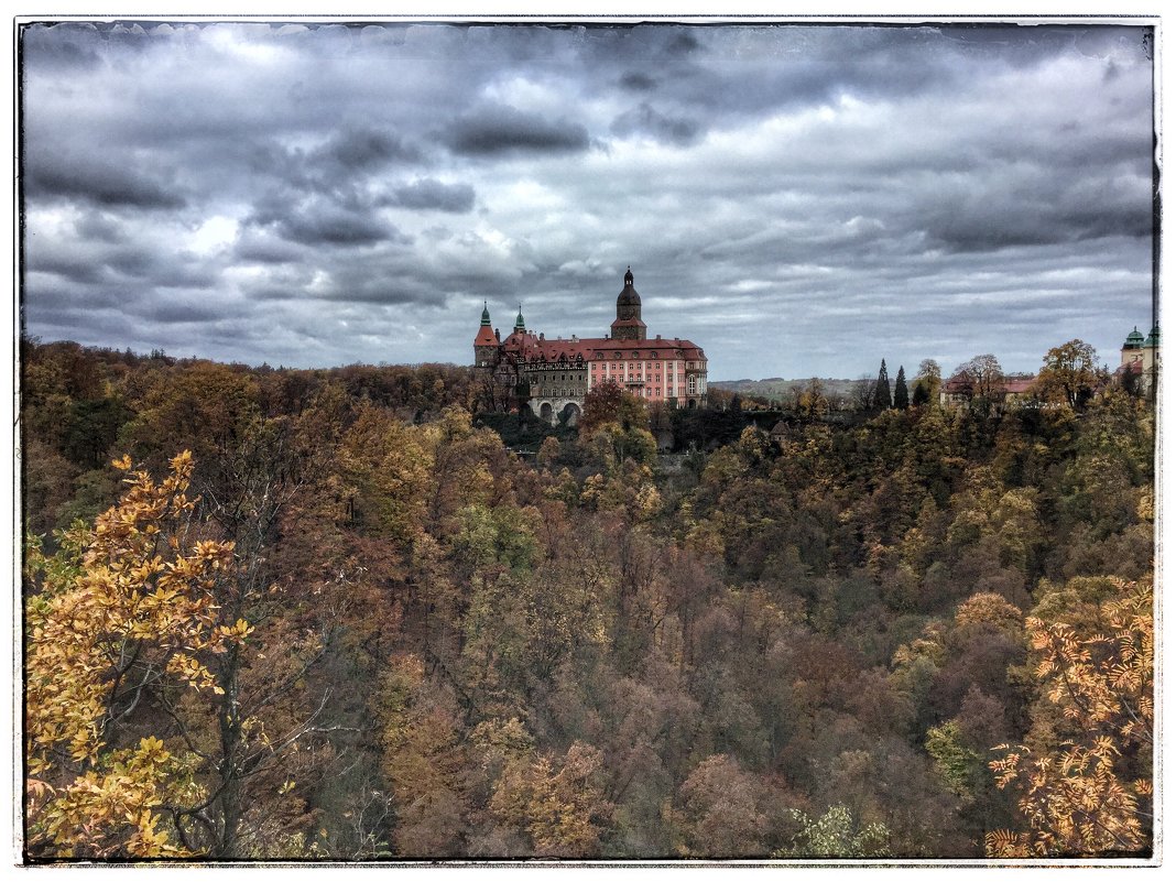 Вид на замок Ксенз со смотровой площадки - Николай Милоградский