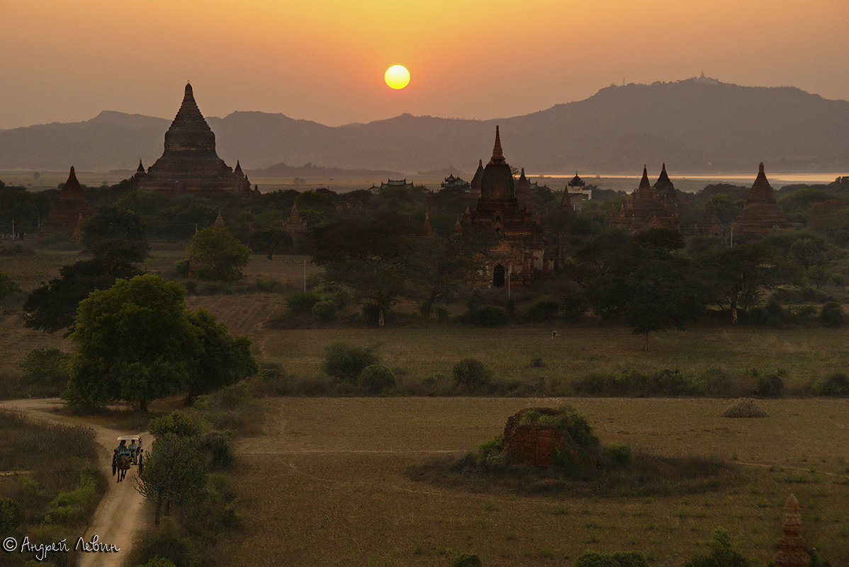 Мьянма. Закат в Старом Багане со ступы Швезандо - Андрей Левин