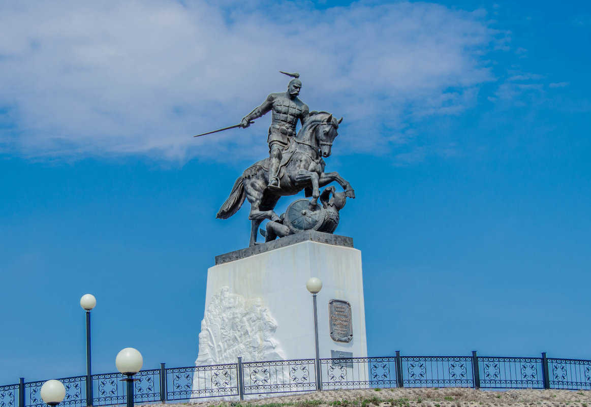 памятник Киевскому князю Святославу - олеся тронько