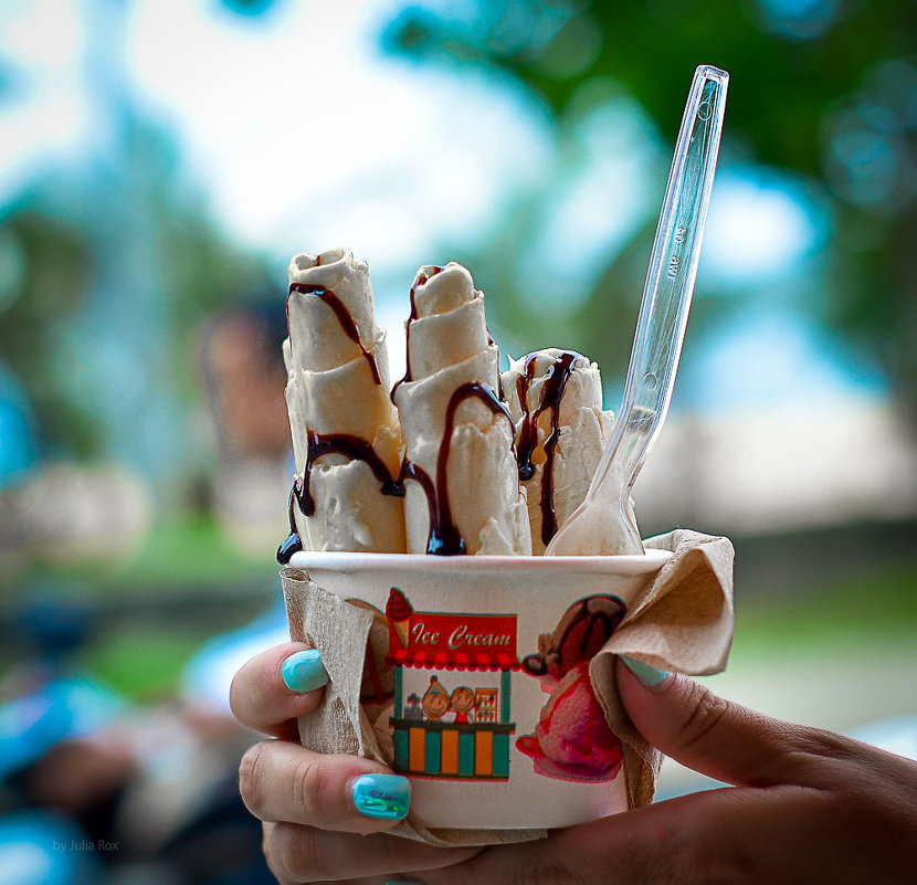 Кокосовое  мороженое с шоколадным топпингом с пляжа Карон - Юлия 