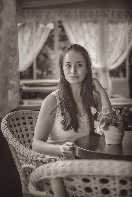Портрет девушки в кафе - Евгений Никифоров