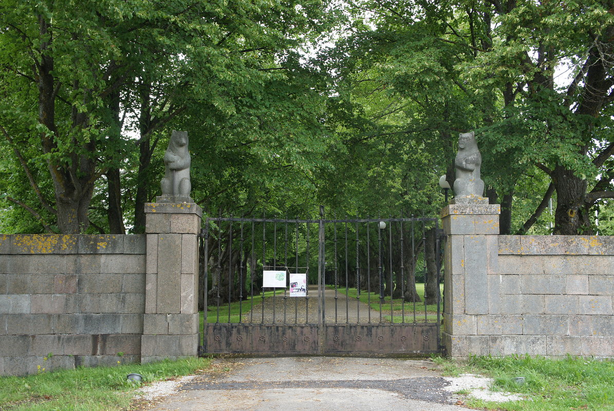 Медвежьи ворота - ведут в липовую аллею и ворота дворцового сада - Елена Павлова (Смолова)