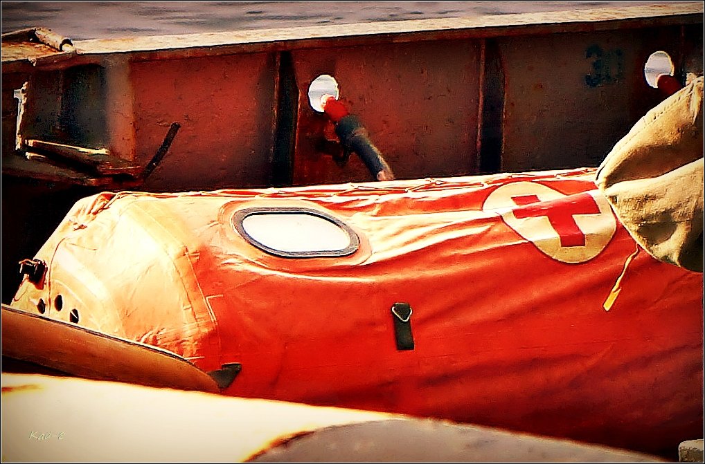 Красный крест в интерьере верхней палубы спасательного буксира - Кай-8 (Ярослав) Забелин