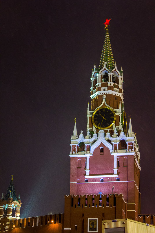 Спасская башня Московского Кремля в свете огней ГУМ-ярмарки - Наталья Верхотурова