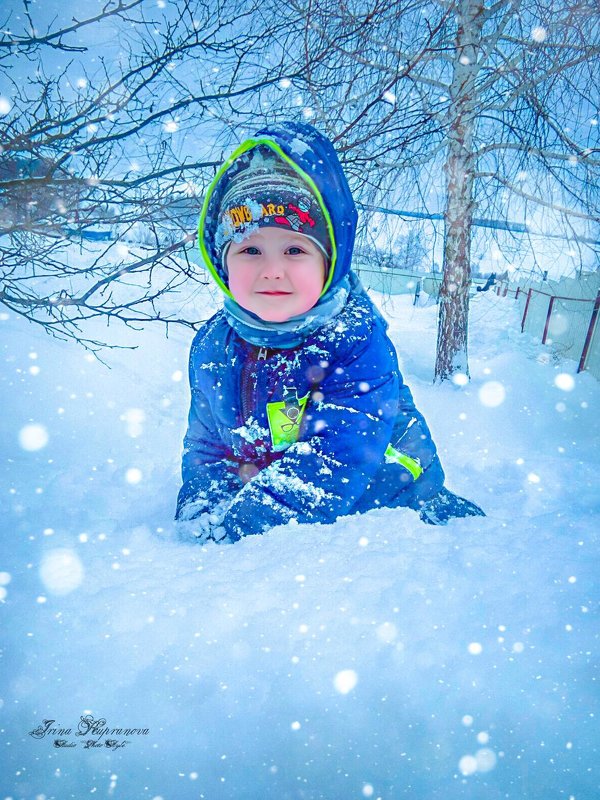 Ребенок счастлив на снегу - Ирина 