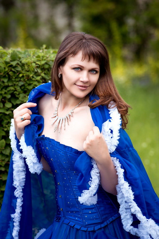 Девушка в синем платье - Олеся Загорулько