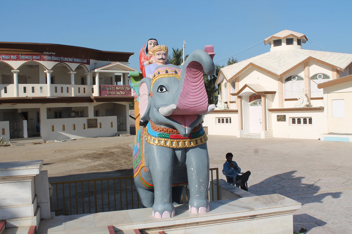 слон при входе в Индиский храм. - maikl falkon 