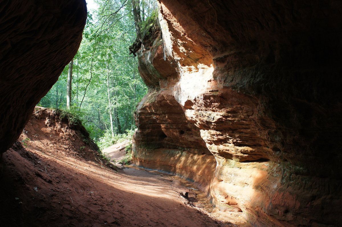 Карстовая пещера естественного происхождения из красноватого песчаника - Елена Павлова (Смолова)