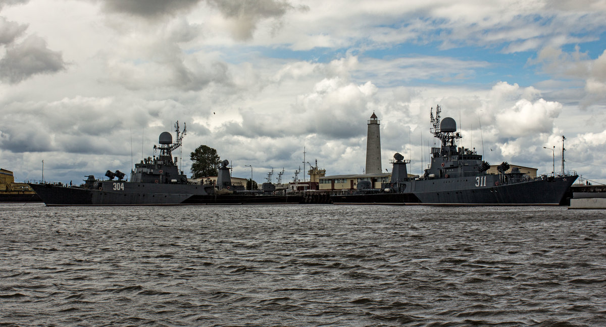 Военные корабли в Петровской гавани - Ольга Лиманская