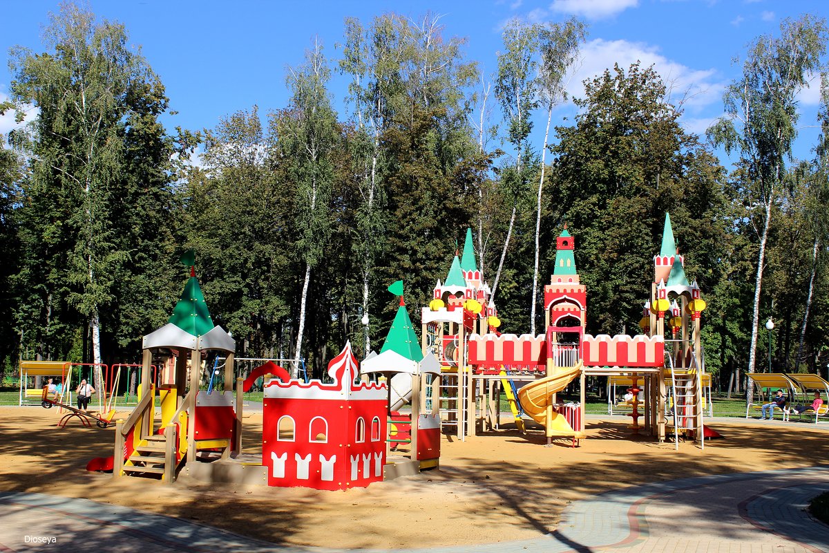 Детская площадка в парке - Татьяна Пальчикова