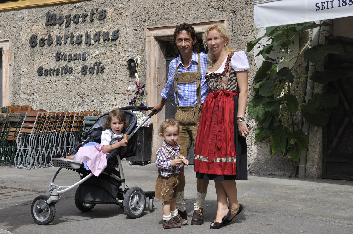 На фоне Зальцбурга снимается семейство. The family is photographed against the backdrop of Salzburg. - Юрий Воронов