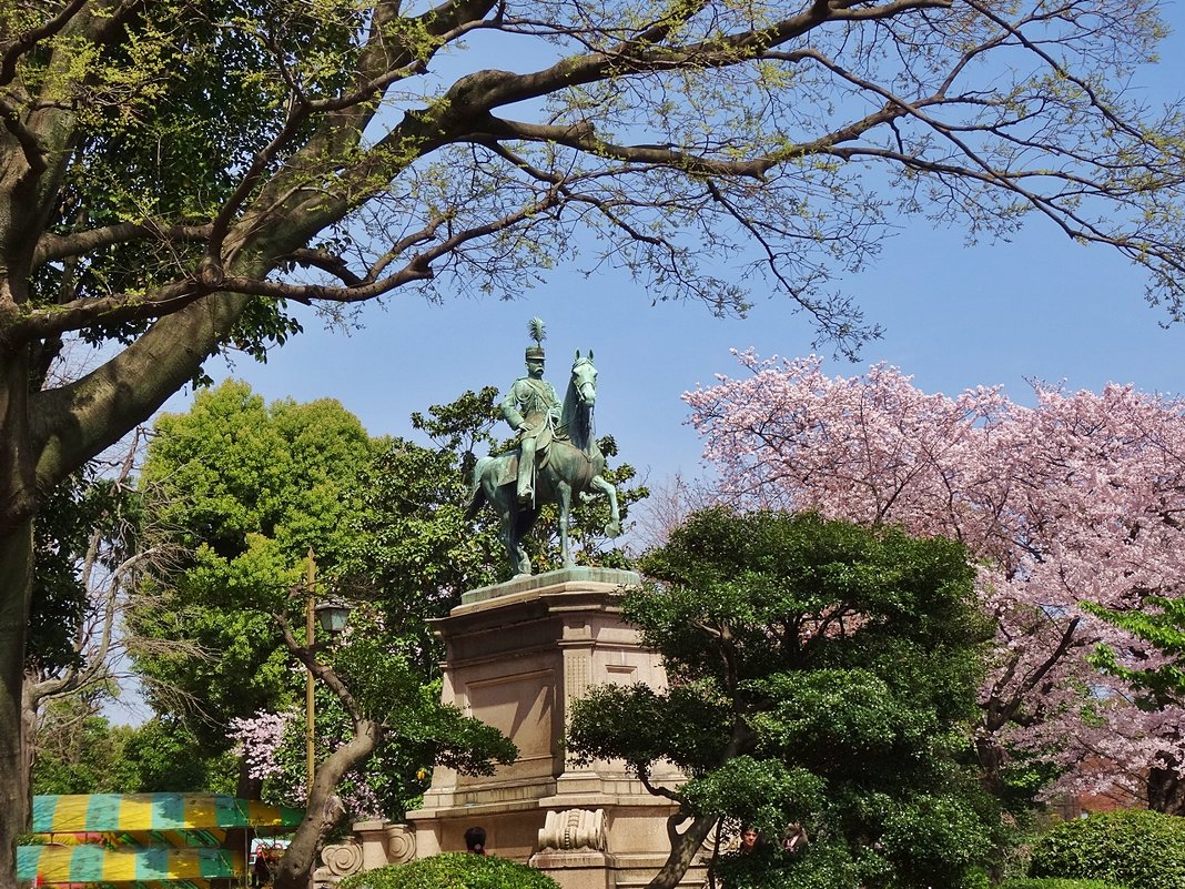 Статуя Prince Komatsu Akihito Токио - wea *