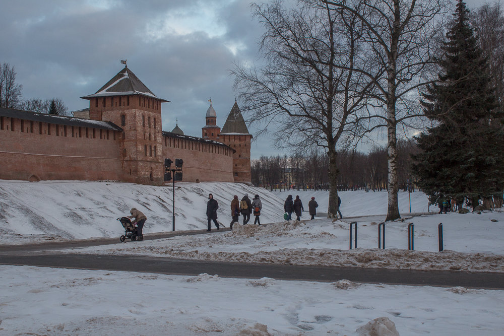Вечерняя прогулка у стен Кремля - Олег Фролов