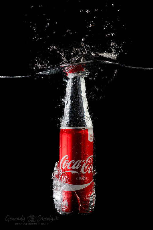 Банка Coca-Cola падает с брызгами в воду на черном фоне - Геннадий Шевлюк