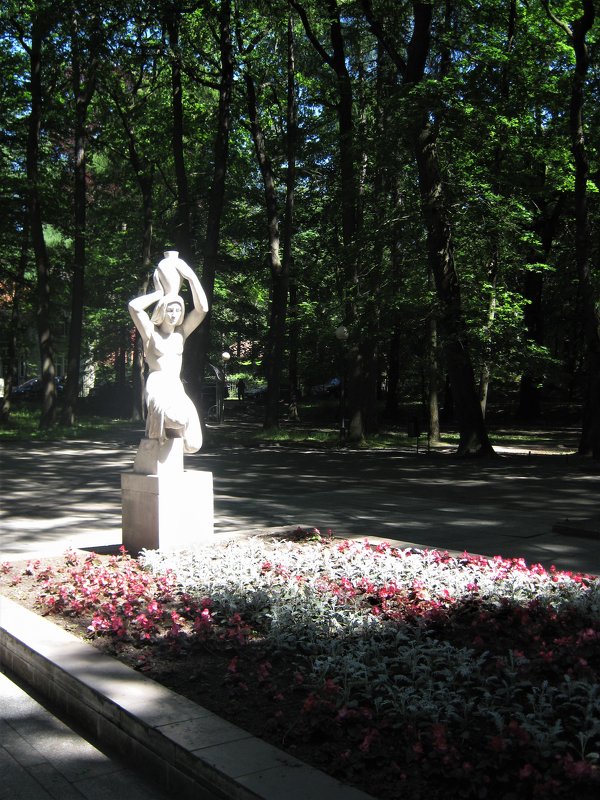 Скульптура Германа   Брахерта   „Wasserträgerin“   -   «Несущая воду». г. Светлогорск - Марина 