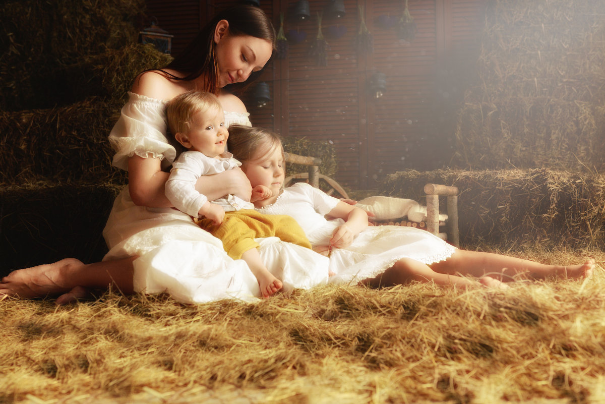 Мама с детьми - Анна Гостева