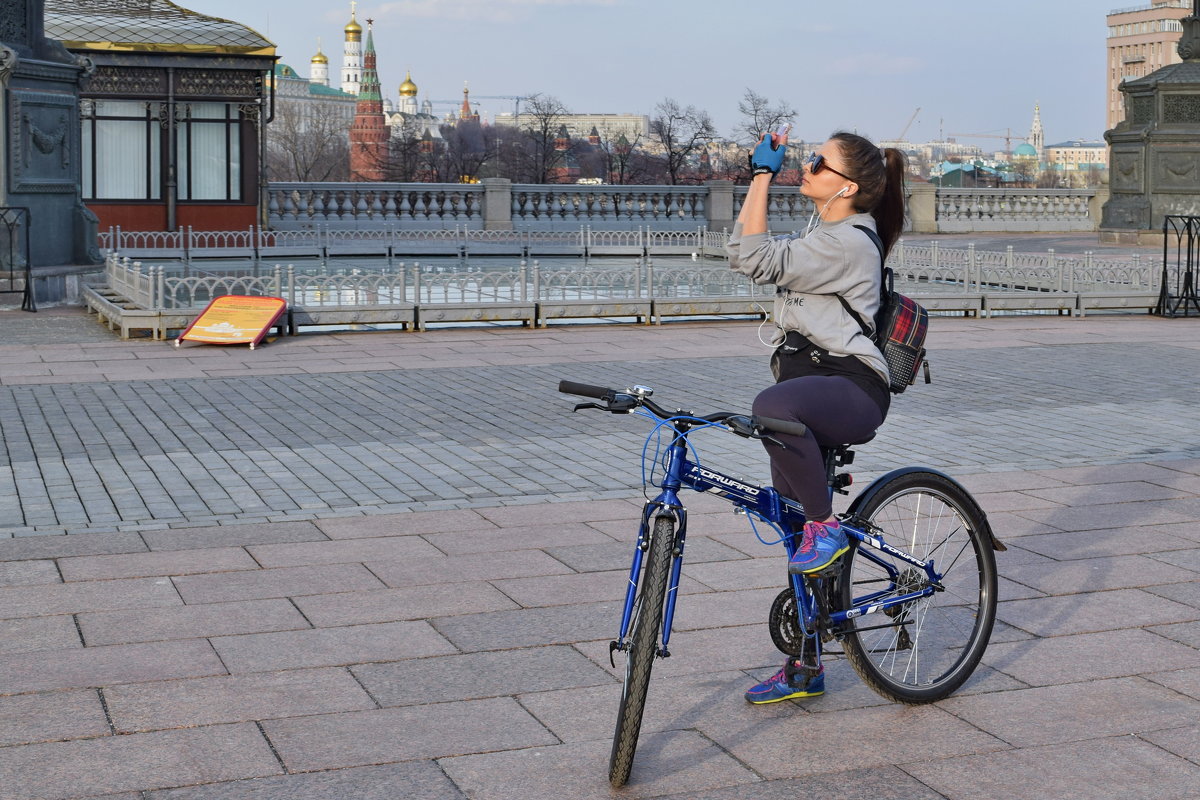 Чтобы посмотреть Москву, достаточно уметь крутить педали. - Татьяна Помогалова