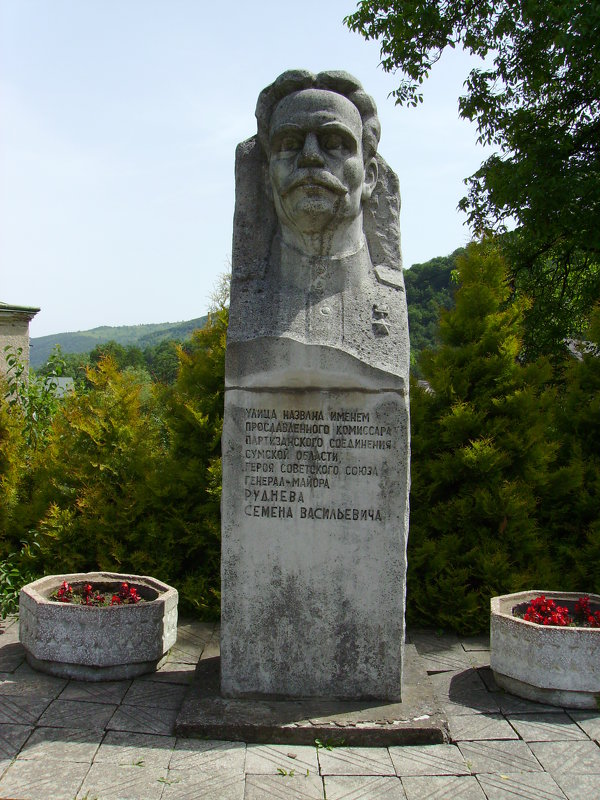 Памятник   Семёну  Рудневу   в   Яремче - Андрей  Васильевич Коляскин
