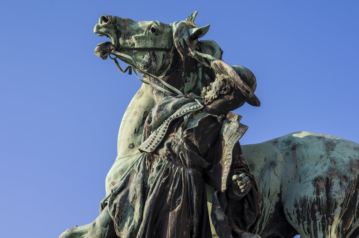 Статуя "Хардобадский укротитель диких лошадей" работы скульптора Дьердя Вастага.(фрагмент) - Александр 