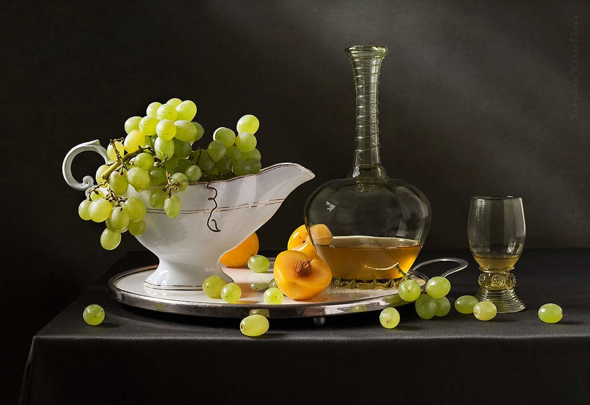 Прозрачный виноград рассыпан на столе... - Татьяна Карачкова