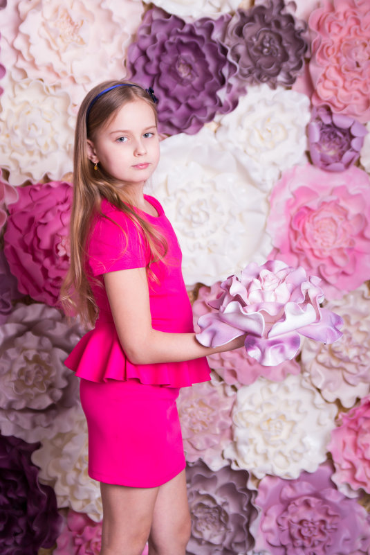 Девочка в розовом среди цветов - Valentina Zaytseva