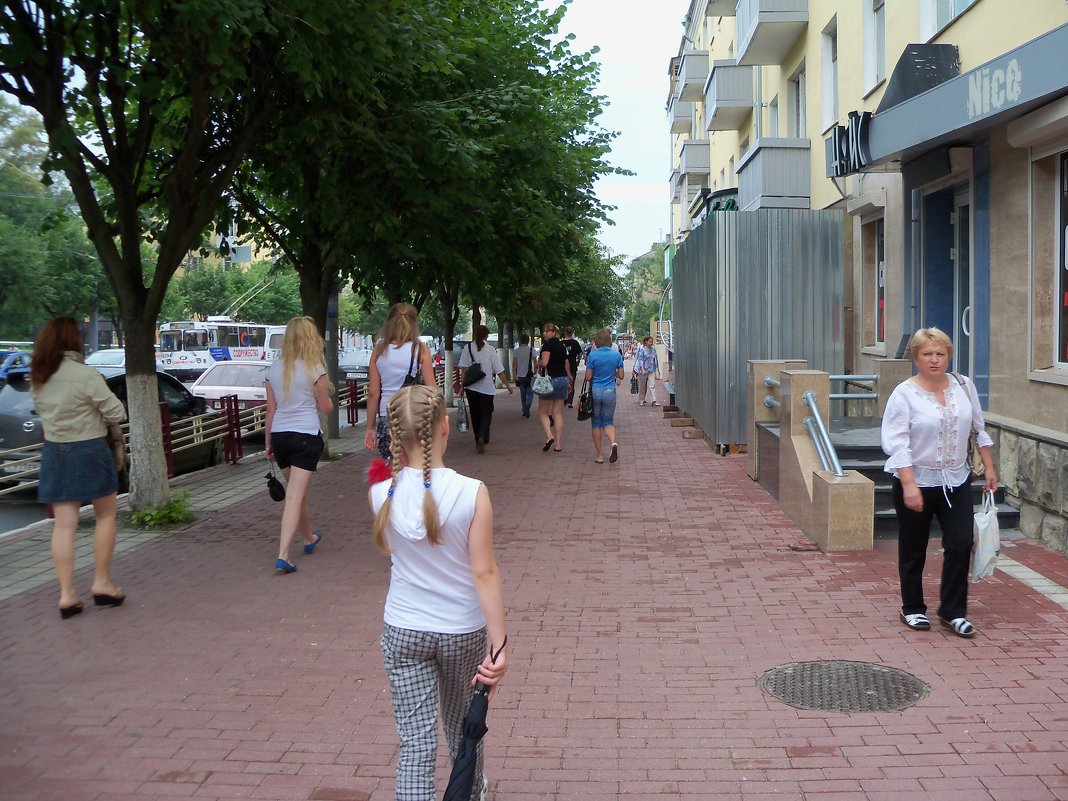 В потоке длинных улиц, шагает уверенно новое поколение.. - Светлана Сейбянова