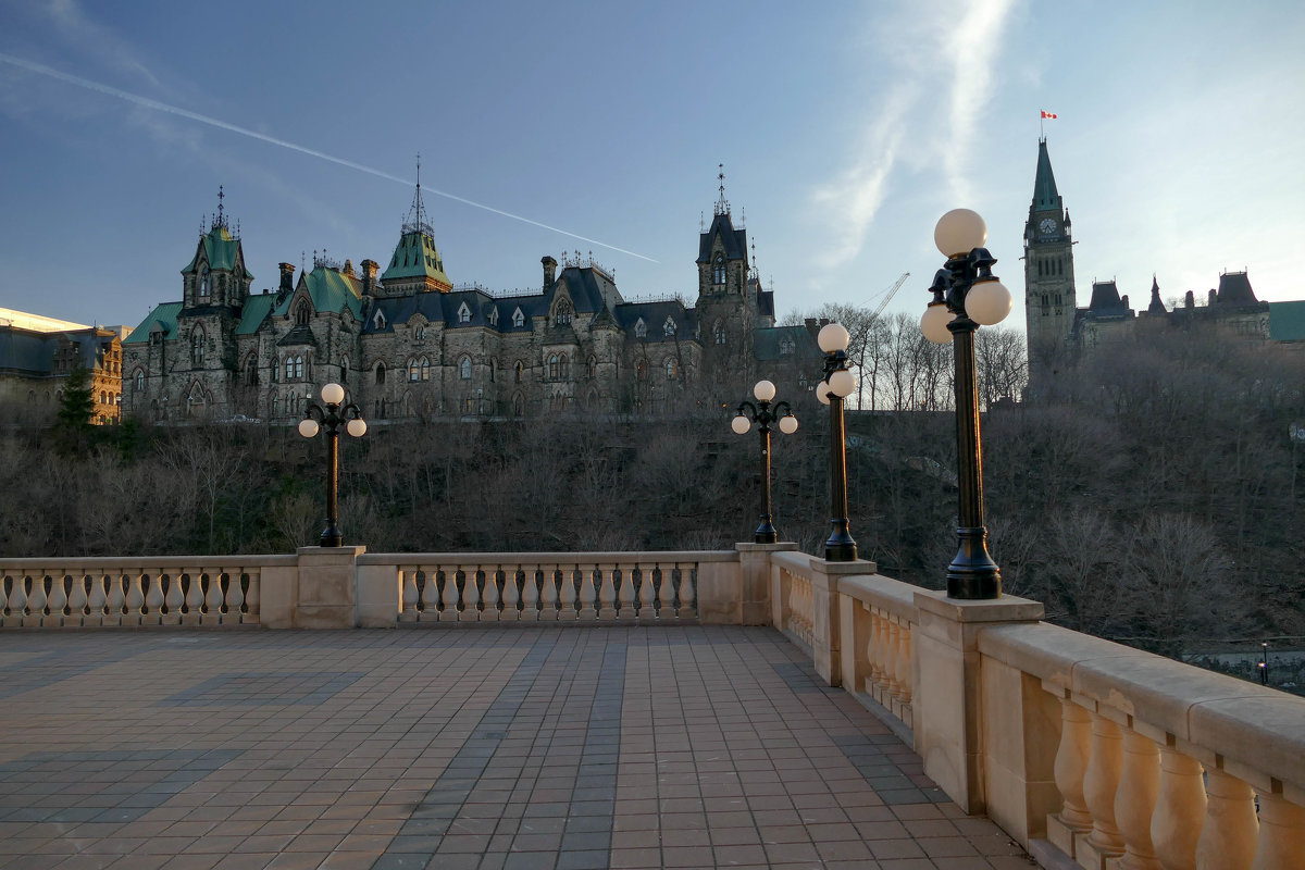 Вечерний вид на парламентский комплекс с балкона отеля Шато Лорье (Оттава, Канада) - Юрий Поляков