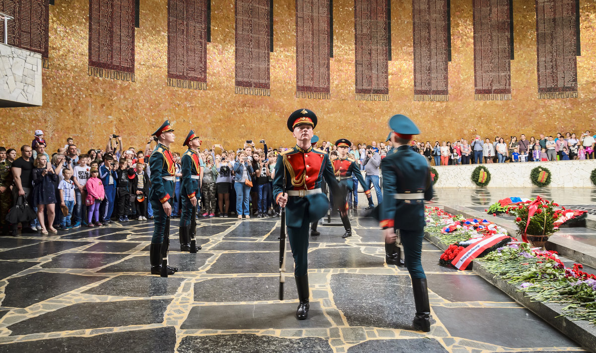 СМЕНА ПОЧЁТНОГО КАРАУЛА В ЗАЛЕ ВОИНСКОЙ СЛАВЫ. - Анатолий Щербак