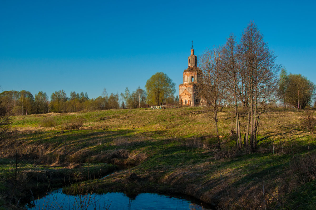 Весенний пейзаж со старой церковью - Alexander Petrukhin 