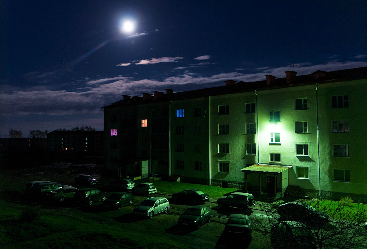Вид с балкона в ночь полнолуния волка 11 мая 01-00.. - Анатолий Клепешнёв