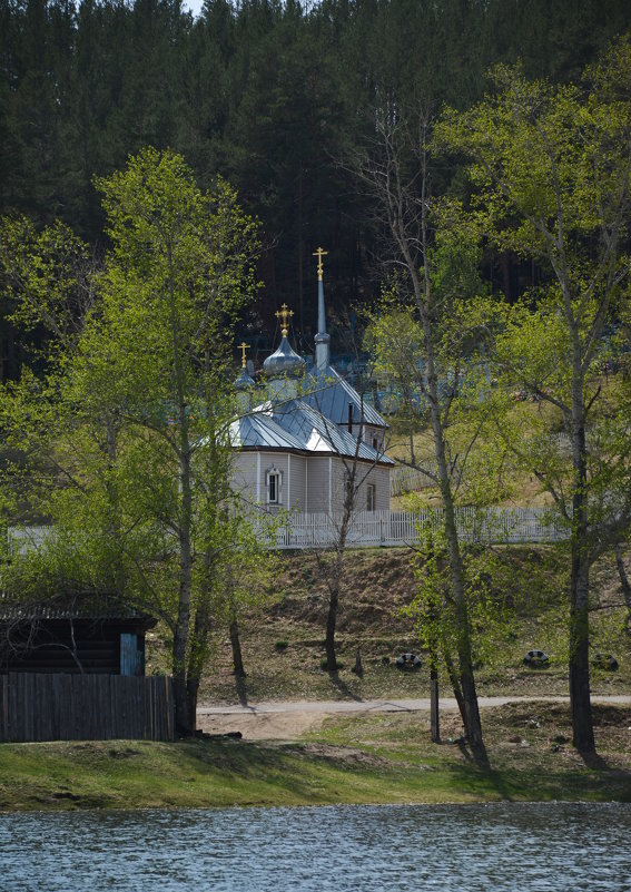 Церковь в обрамлении весенней листвы - Наталья Покацкая