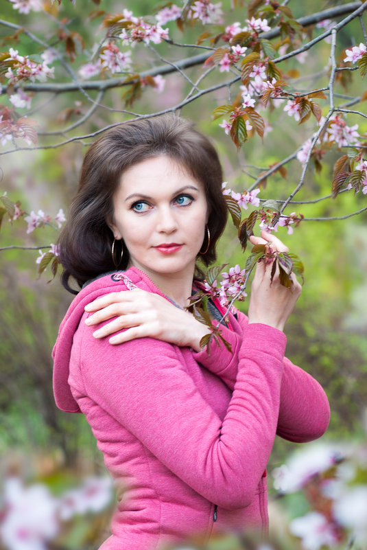 Портрет девушки в цветущем саду - Ирина Гомозова