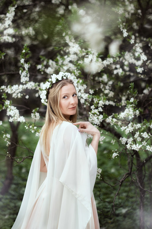 В цветущем саду - Наталья Мелешкова