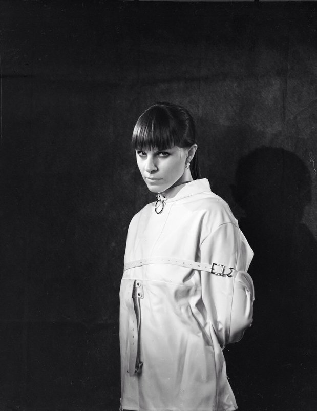 Портрет девушки в смирительной рубашке - Василий Сыромля