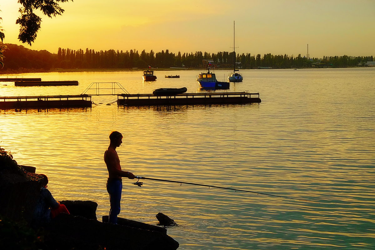 Рыбак на закате - M Marikfoto