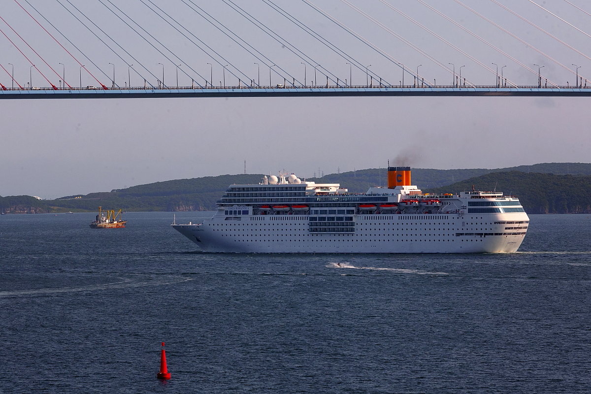 Круизный лайнер "Costa NeoRomantica" покидает Владивосток - Абрис 