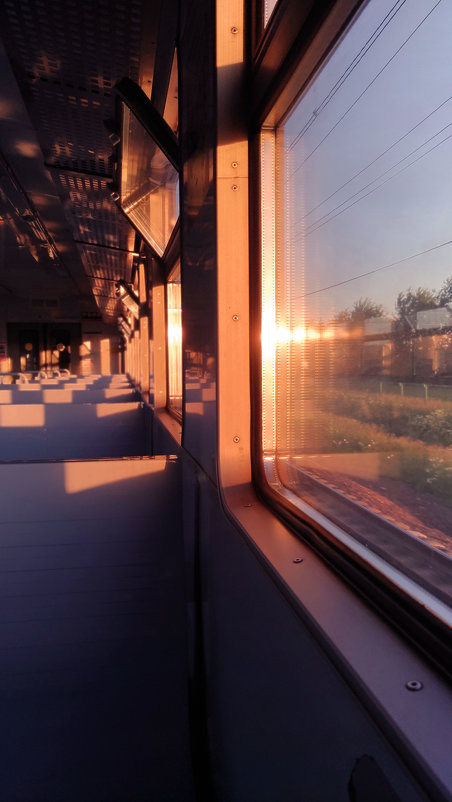Поезд прибывает на платформу - Ксения Михайленко